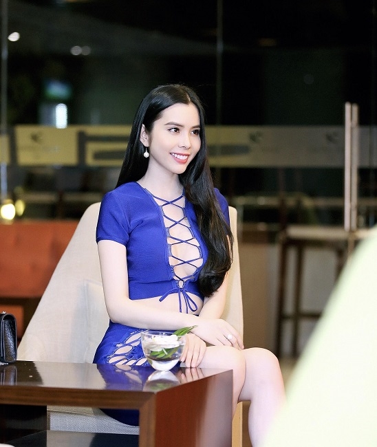 Á Khôi Huỳnh Vy diện váy nóng bỏng khiến khách mời nín thở