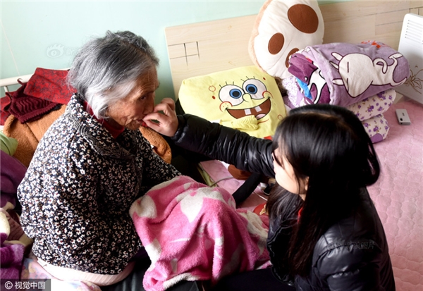 Cảm động cô sinh viên đưa bà nội 93 tuổi đến trường để tiện chăm sóc