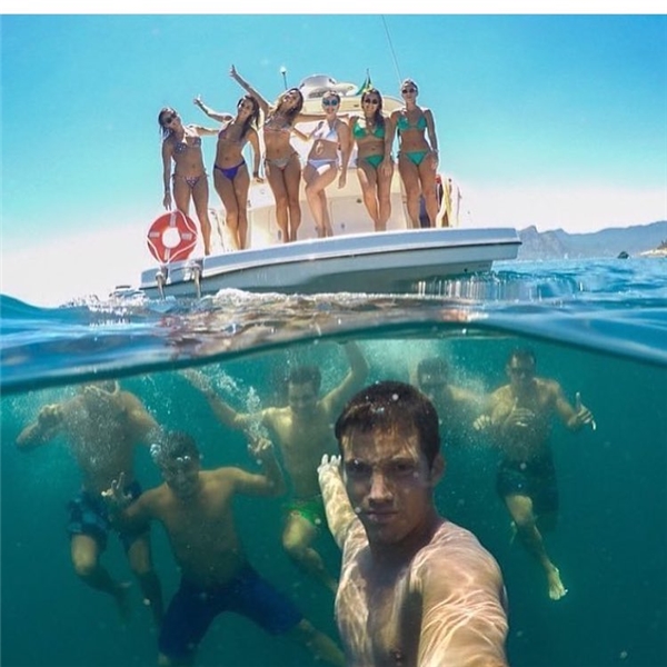 
Đây được coi là tấm hình mở màn cho trào lưu chụp ảnh “over-under” ở biển, khi được đăng lên với nội dung “Tấm ảnh selfie xịn nhất chưa từng thấy!”.
