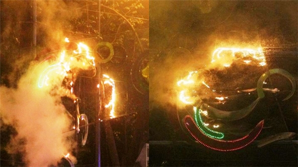
Dàn đèn trang trí Tết trên đường Phạm Ngọc Thạch Q1 bốc cháy dữ dội. (Ảnh: internet)