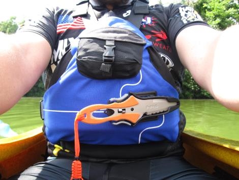 
Lash tab được dùng để kẹp vỏ dao trong môn chèo thuyền kayak. (Ảnh: Internet)