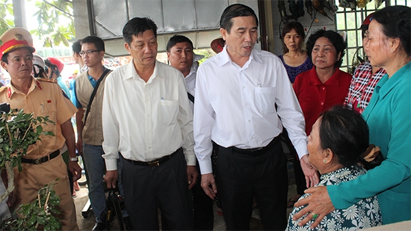 
Chủ tịch UBND tỉnh Tiền Giang đến thăm hỏi gia đình nạn nhân. (Ảnh: Internet)