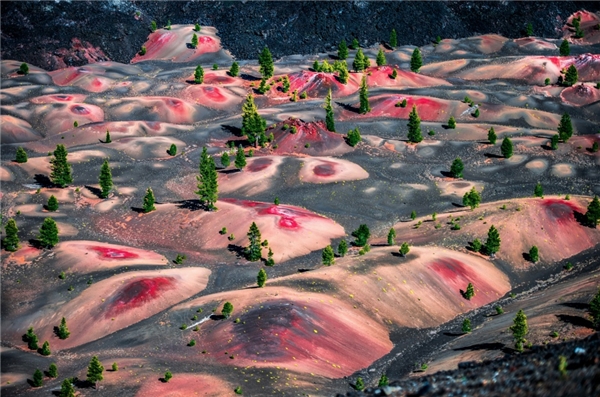 
Những ngọn đồi mang màu sắc siêu thực tại vườn quốc gia núi lửa Lassen nằm ở phía Ðông Bắc California miền Tây nước Mỹ. Các ngọn núi lửa ở đây có đủ loại hình dáng: núi lửa hình mái vòm, núi lửa bọt đá hình chóp, núi lửa hình khiên và núi lửa composite.