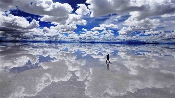 
Salar de Uyuni ở Bolivia là cánh đồng muối tự nhiên lớn nhất thế giới được hình thành do sự vận động của vỏ Trái Đất. Khi mùa hè đến, nước trong cánh đồng vô tình biến nó trở thành tấm gương soi khổng lồ.  
