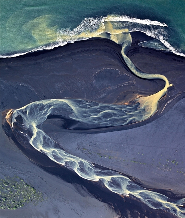 
Sông Braided, Iceland gây ấn tượng bẳng những vệt màu sắc huyền ảo, đậm chất nghệ thuật.