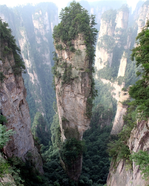 
Núi Tianzi nằm ở thành phố Trương Gia Giới, tỉnh Hồ Nam, Trung Quốc. Nơi đây có phong cảnh như một bức tranh tuyệt đẹp do thiên nhiên ban tặng, với hàng nghìn ngọn núi cao chót vót xếp cạnh nhau.