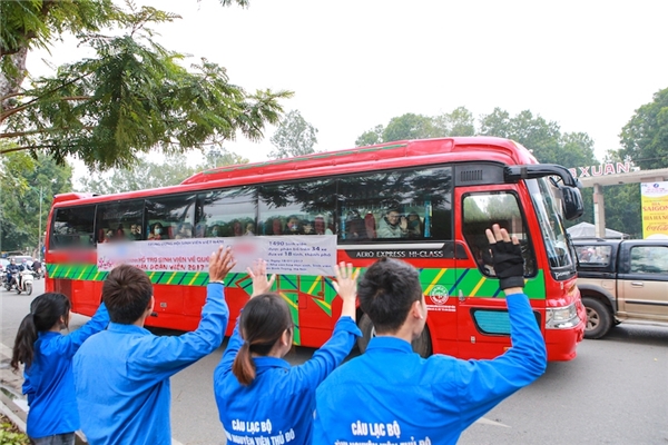 Sinh viên Hà Nội háo hức với chuyến xe miễn phí về quê ăn Tết
