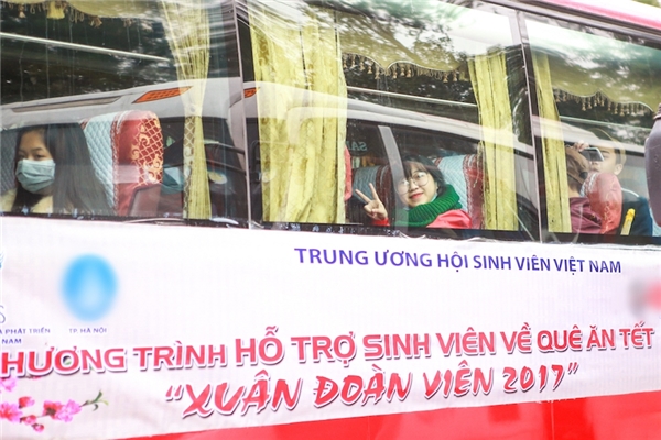 Sinh viên Hà Nội háo hức với chuyến xe miễn phí về quê ăn Tết