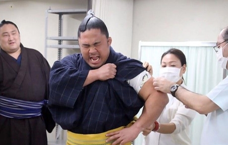 Nỗi sợ tiêm ngừa, đến Sumo Nhật Bản còn sợ huống hồ gì chúng ta