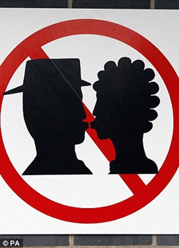 
Cấm hôn nhau