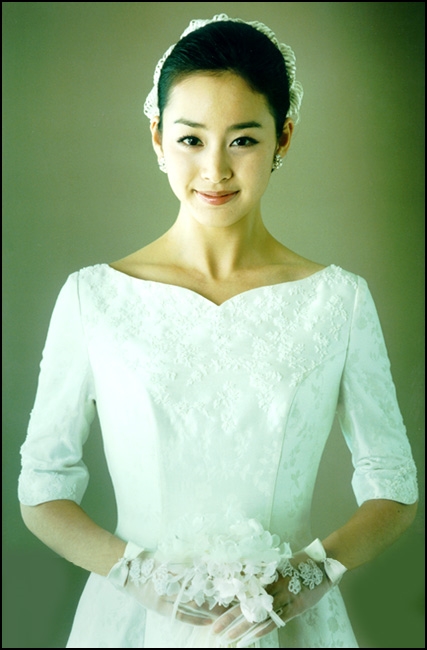 Loạt ảnh Kim Tae Hee mặc váy cưới đẹp như nữ thần