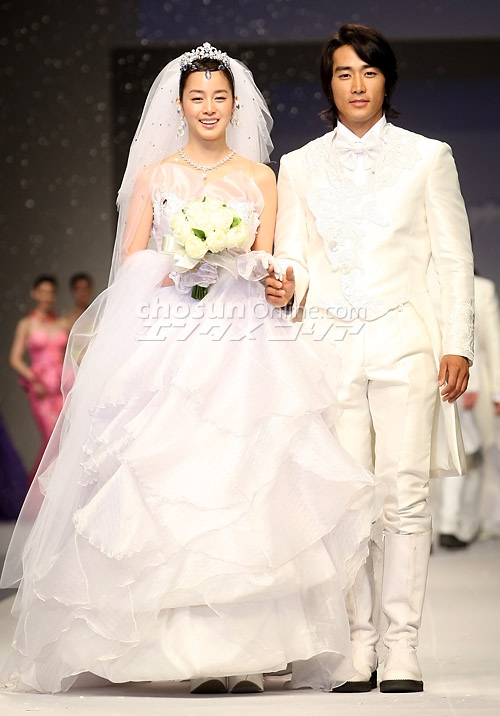 Loạt ảnh váy cưới vạn người mê của Kim Tae Hee