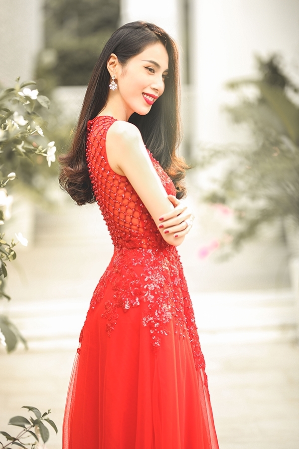 Mỹ nhân Việt rạng rỡ với váy áo đỏ rực háo hức đón năm mới
