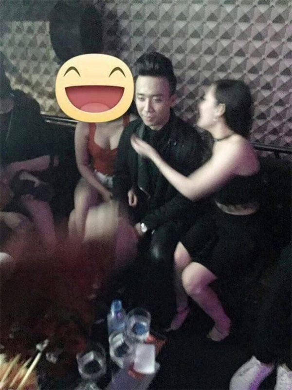 
Vẻ mặt thiếu tự nhiên của Trấn Thành khi chụp ảnh cùng hai cô gái diện đồ nóng bỏng trong quán karaoke. - Tin sao Viet - Tin tuc sao Viet - Scandal sao Viet - Tin tuc cua Sao - Tin cua Sao