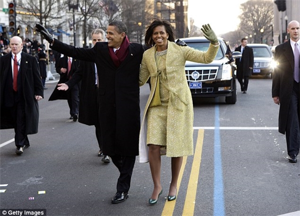 Có vẻ như Tân đệ nhất phu nhân đã có một chút tham khảo từ bộ váy sequin lấp lánh của phu nhân Michelle trong lần nhậm chức đầu tiên của ông Obama vào năm 2009.