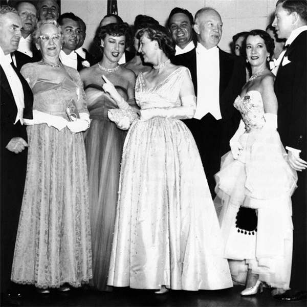 Năm 1953, Mamie Eisenhower (giữa) mặc váy đính hơn 2.000 viên đá quý do Netti Rosenstein thiết kế.