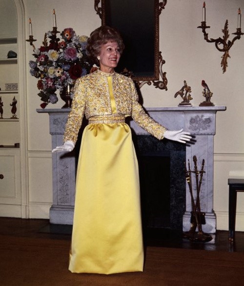 Bà Pax Nixton đài các trong chiếc váy vàng nạm pha lê.