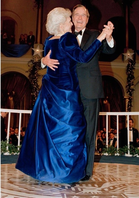 Bà Barbara Bush mặc váy nhung xanh dương của Arnold Scaasi vào năm 1989. Nhờ bộ váy này, đệ nhất phu nhân được gọi là “người đàn bà sang trọng nhất nước”.