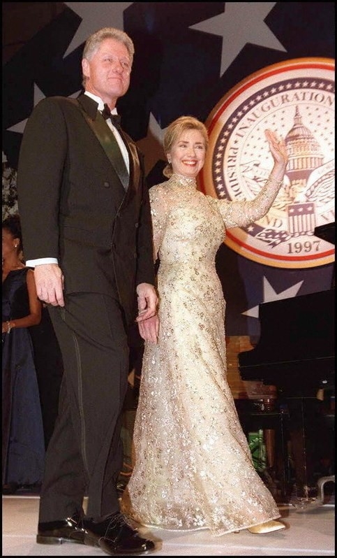 Những người quen ngắm nhìn Hillary Clinton trong trang phục vest cá tính chắc hẳn sẽ trầm trồ khi thấy bà ngọt ngào bên chồng tại lễ nhậm chức của ông vào năm 1997. Đệ nhất phu nhân Mỹ mặc đầm vàng đính kim sa của Oscar de la Renta. Bà Hillary thân thiết với nhà thiết kế danh tiếng sau buổi gặp gỡ hồi năm 1993.