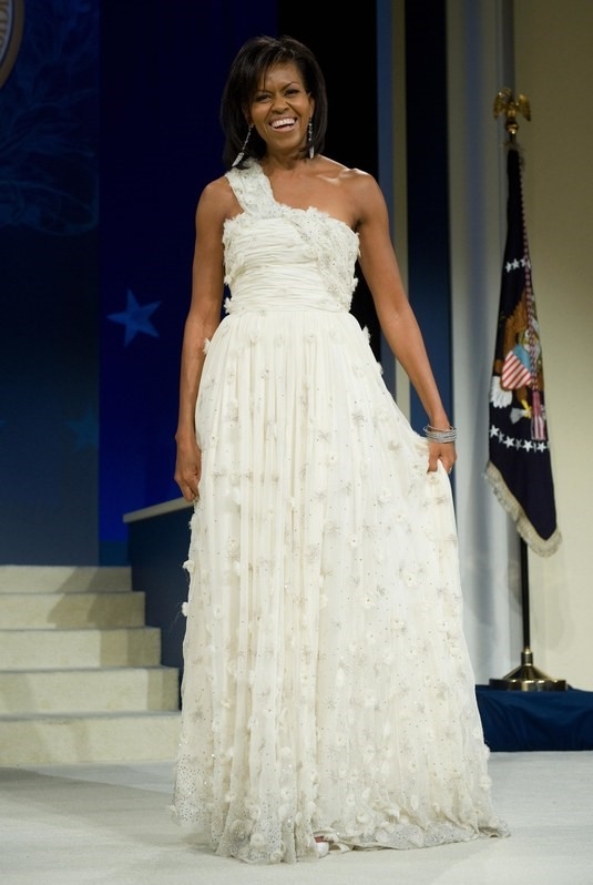 Năm 2009, khi ông Obama đắc cử tổng thống, đệ nhất phu nhân cũng chọn váy của Jason Wu trong lễ tuyên thệ. Mẫu váy chiffon lệch vai này đã giúp Jason Wu, một tên tuổi lạ lẫm trong làng thời trang trở nên nổi tiếng toàn cầu.