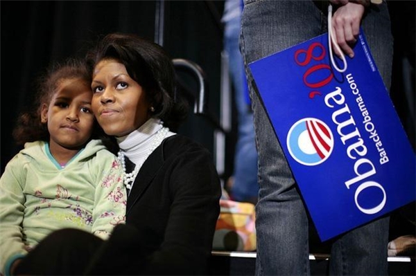 
Bà Michelle Obama cùng con gái Sasha đang theo dõi bài phát biểu của một thượng nghị sĩ đảng dân chủ tại trường Đại học bang Iowa vào ngày 11/2/2007. Vào một ngày trước đó, ông Obama đã chính thức thông báo chiến dịch tranh cử Tổng thống.
