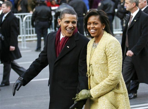 
Hai vợ chồng cùng nhau sải bước đại lộ Pennsylvania trong cuộc diễu hành nhậm chức ngày 20/1/2009.