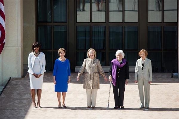 
Bà Michelle chụp ảnh kỉ niệm cùng các cựu Đệ nhất phu nhân Mỹ gồm Laura Bush, Hillary Rodham Clinton, Barbara Bush, và Rosalynn Carter vào ngày 25/4/2013.