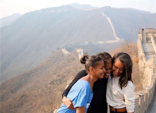
Bà Michelle ôm chặt 2 cô con gái khi tham quan Vạn Lý Trường Thành ở Trung Quốc vào ngày 23/3/2014.