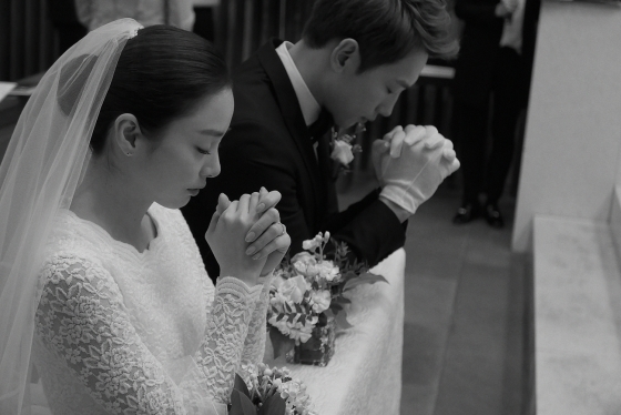 Bí mật về váy cưới và bộ vest của cặp đôi vàng Bi Rain - Kim Tae Hee