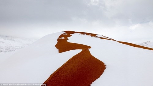 
Màu đỏ của cát hòa cùng màu trắng của tuyết tạo nên khung cảnh tuyệt diệu.