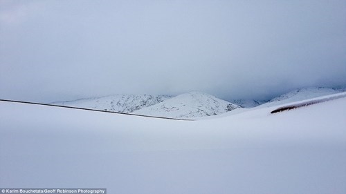 Không thể tin nổi: Tuyết rơi trên sa mạc lớn nhất thế giới sau 38 năm