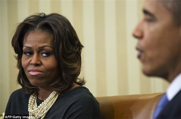 
Từ khi trở thành Thượng nghị sĩ ở bang Illinois, Barack Obama thường xuyên suy nghĩ và tìm cách thay đổi thời cuộc. Ông không có nhiều thời gian để ý và quan tâm gia đình, hút nhiều thuốc hơn so với bình thường. Điều này khiến bà Michelle không hài lòng và thậm chí là bực bội.