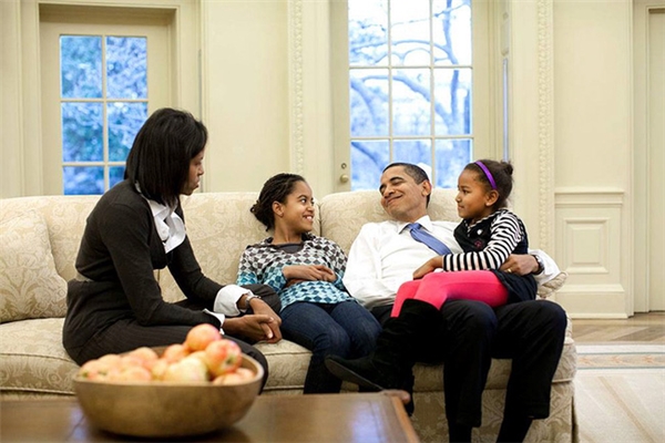 
Kể từ sau hàng ngàn khó khăn, trắc trở, ông Obama và bà Michelle càng thấu hiểu nhau hơn, yêu thương và càng xích lại gần nhau hơn.
