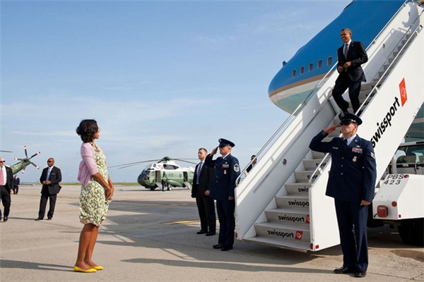 
Bà Michelle cũng thường xuyên có mặt ở sân bay để đón chồng trở về sau mỗi chuyến công du