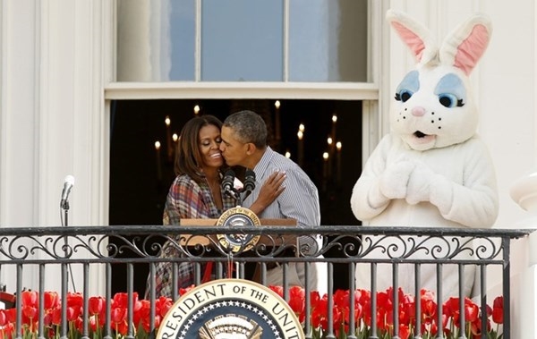 
Tổng thống Mỹ hôn vợ trong lễ khai mạc cuộc thi lăn trứng Phục sinh lần thứ 136 tại bãi cỏ phía nam của Nhà trắng.