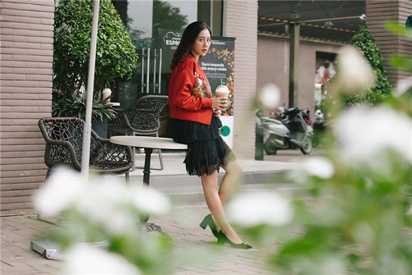 Văn Mai Hương rạng rỡ với trang phục sành điệu xuống phố ngày cận Tết - Tin sao Viet - Tin tuc sao Viet - Scandal sao Viet - Tin tuc cua Sao - Tin cua Sao