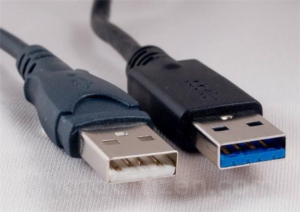 
USB 2.0 (trái) và USB 3.0.