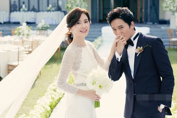 
Cặp đôi Lee Bo Young – Ji Sung gặp gỡ và kết đôi với nhau sau khi đóng chung trong phim truyền hình Save the last dance for me. 