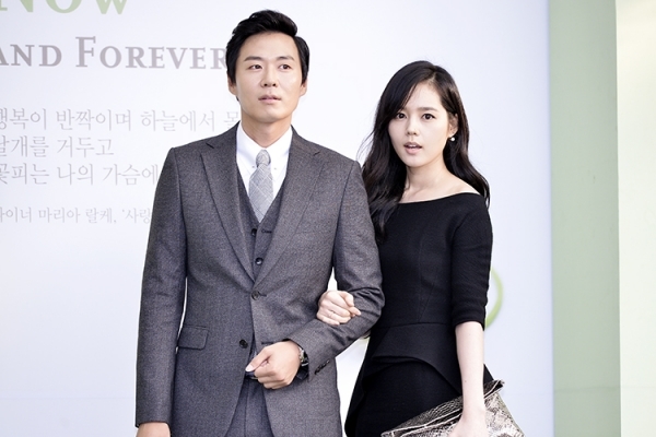 
Yeon Jung Hoon và Ha Ga In gặp nhau và trúng tiếng sét ái tình trên phim trường Khăn tay vàng.