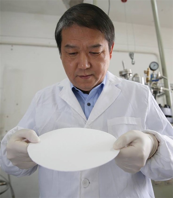 
Giáo sư Zhu Yingjie và loại giấy chống nước, chống lửa đầu tiên trên thế giới.
