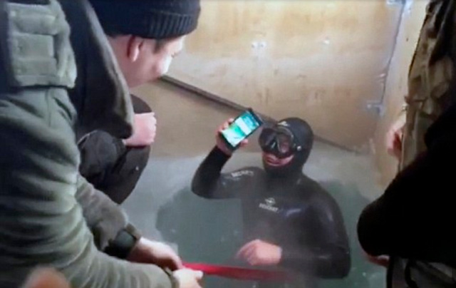 
Thợ lặn đã tìm được chiếc iPhone 7 Plus ở độ sâu 1,2 mét.