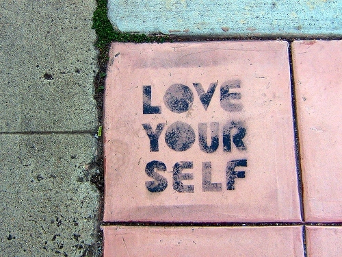 
Hãy biết nuông chiều bản thân, yêu quý chính mình. (Ảnh minh họa - Nguồn: Internet)