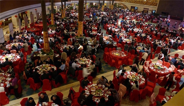 Đám cưới của con gái một quan chức công an thành phố Thâm Quyến được tổ chức vào ngày 3/1/2010 ở khách sạn 5 sao với 110 bàn tiệc.