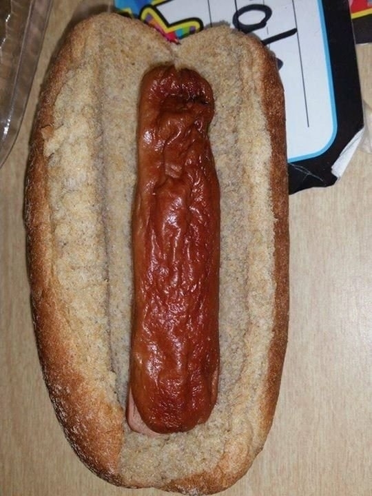 
Ước gì miếng hotdog đừng phẳng như vậy.