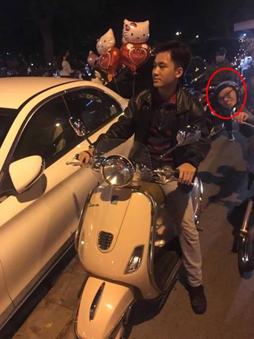 
Chàng trai tha thiết muốn được ghép mặt vào anh chàng đi xe trắng bên cạnh để còn có cái mà "khè" bạn bè, đổi avatar mừng năm mới. 