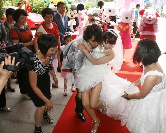 Vào năm 2010, hôn lễ giữa một công tử nhà giàu ở Bắc Kinh với cô gái ở thành phố Thanh Đảo, tỉnh Sơn Đông khiến nhiều người phải trầm trồ vì màn chơi xổ số với phần thưởng trị giá 3,3 triệu cổ phiếu.