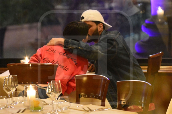 
Selena và The Weeknd tình tứ hôn nhau trong nhà hàng.