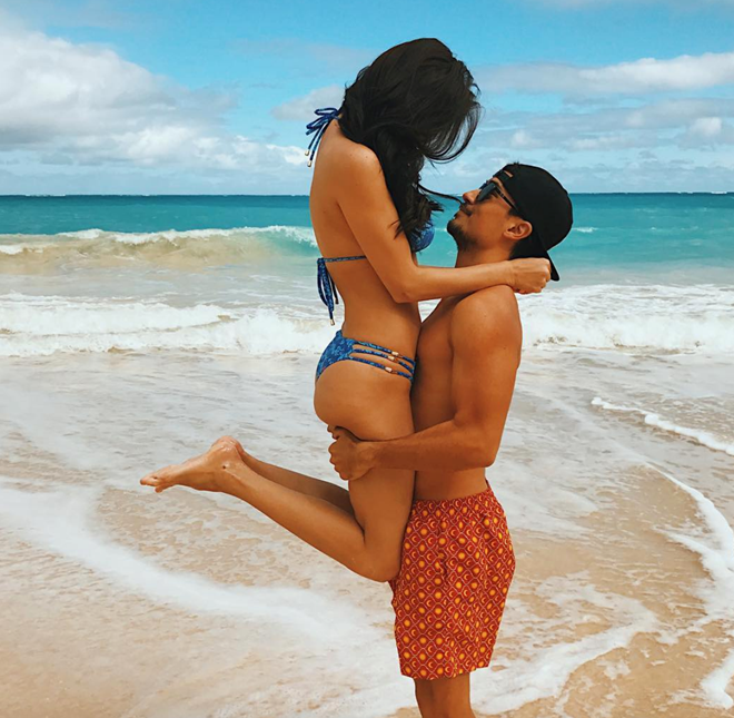 
Trước khi kết thúc nhiệm kì khoảng 1 tháng, Pia đã làm “nóng” mạng xã hội bằng việc chia sẻ hình ảnh bên bạn trai mới - tay đua nổi tiếng Marlon Stockinger. Họ vừa có kỳ nghỉ lãng mạn bên bờ biển Hawaii.