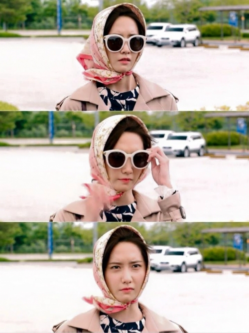 
Tạo hình "tưng tửng" của Yoon Ah trong phim Confidential Assignment.