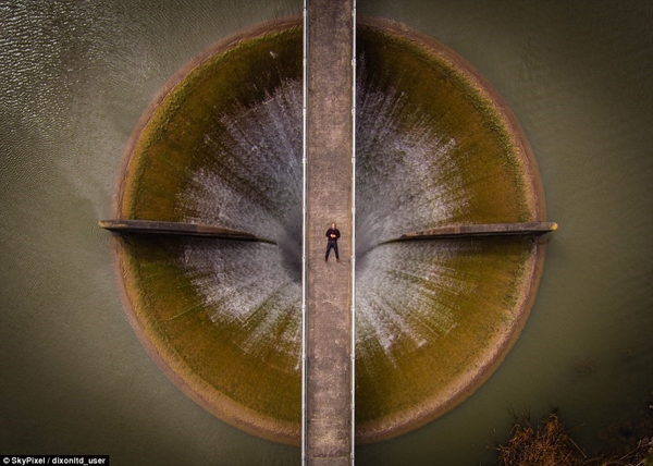 
Bức ảnh đạt giải nhì cuộc thi thuộc về Dixonltd_user với hình ảnh anh nằm trên một cây cầu bắc qua đập tràn.